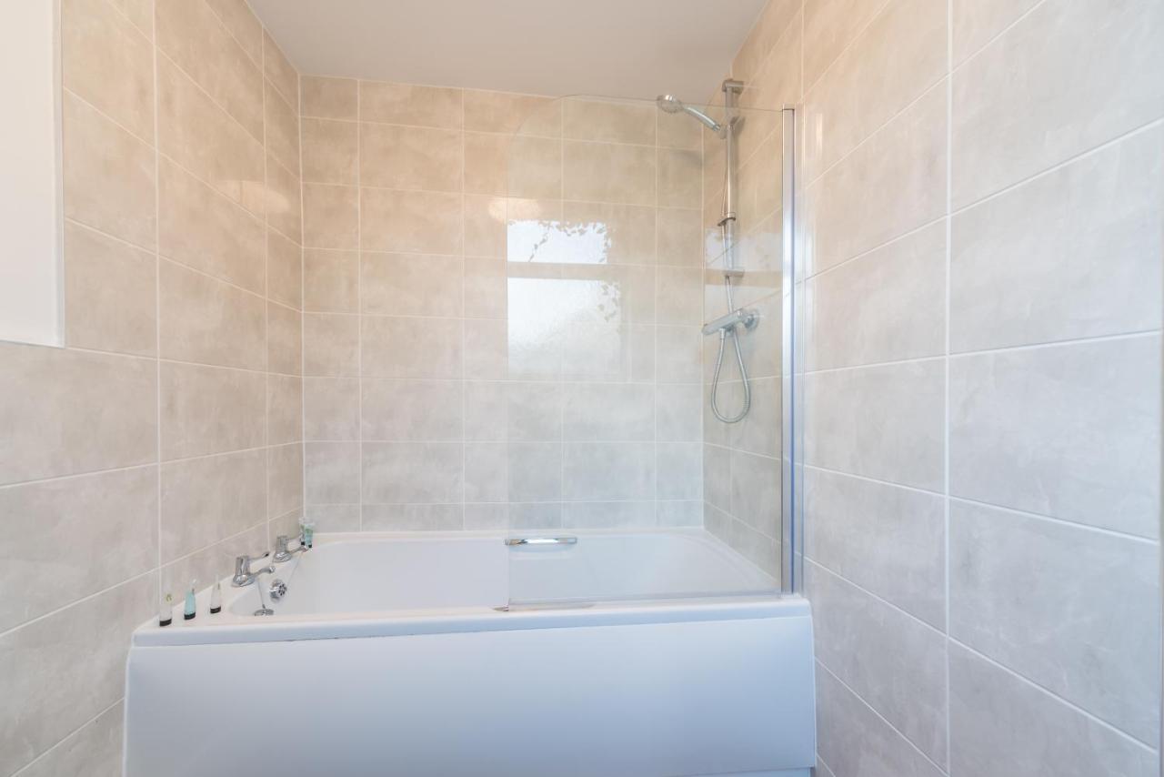 3 Bedroom Saks - 2 Living Area House In Newland Ave Hull Kingston upon Hull ภายนอก รูปภาพ